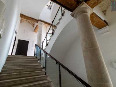 ...a possenti colonne doriche, che reggono a loro volta pesanti travi in legno, attorno alle quali si diramano le rampe